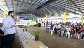 Jean Oliveira entrega mudas de café a produtores de Porto Velho