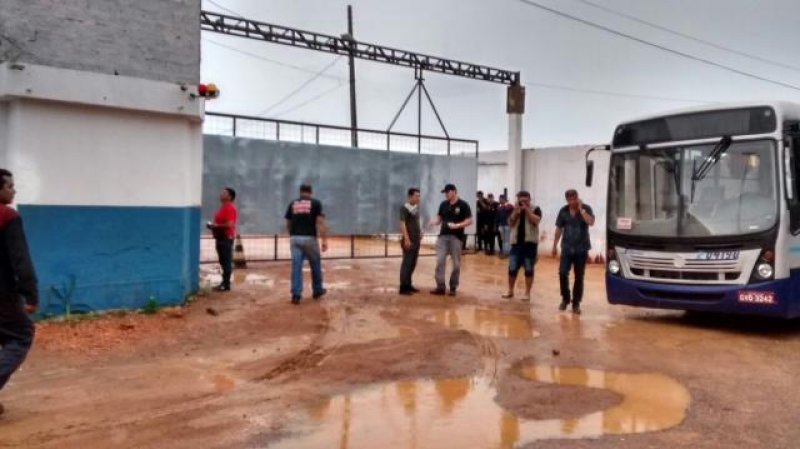 Manifestação termina após confronto e população fica sem ônibus, em Porto Velho
