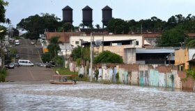 Rio sobe e ribeirinhos sofrem com risco de nova enchente, em Porto Velho
