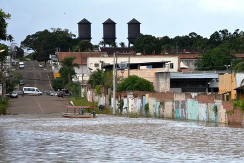 Rio sobe e ribeirinhos sofrem com risco de nova enchente, em Porto Velho