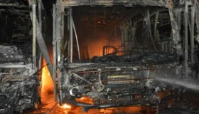 Bando incendeia três ônibus escolares em Buritis