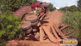 Caminhão cai em ponte no bairro Centenário em Rolim de Moura