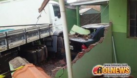 Caminhão invade duas residências no Centro de Rolim de Moura
