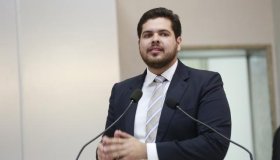 Jean Oliveira entrega mudas de café para agricultores na comunidade Santa Rita