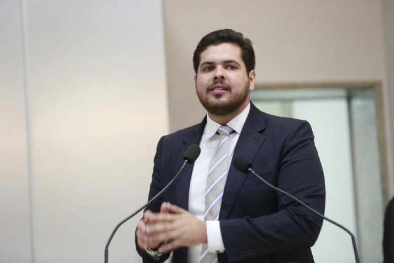 Jean Oliveira entrega mudas de café para agricultores na comunidade Santa Rita