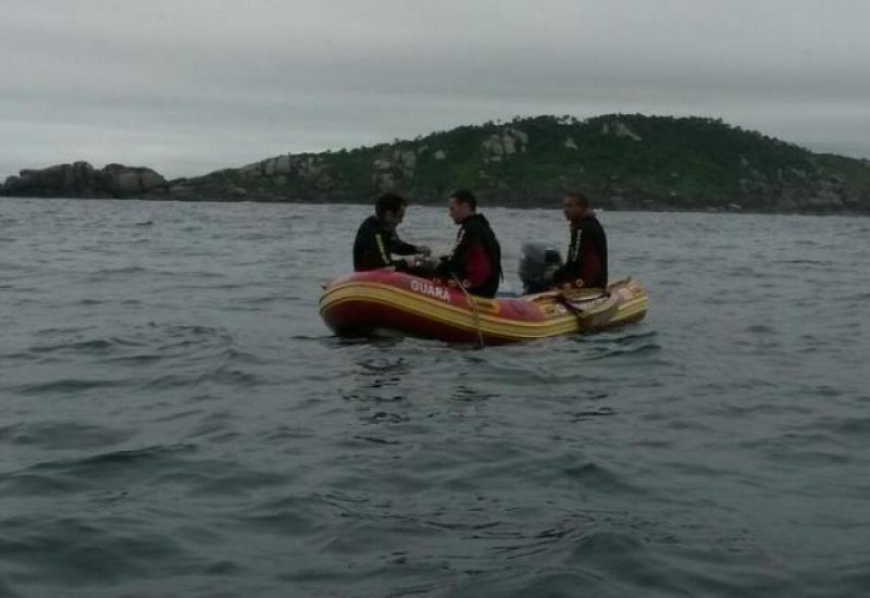 Pescadores auxiliam nas buscas por destroços de monomotor que caiu em Florianópolis
