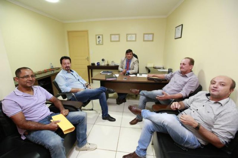 Representantes de São Felipe agradecem apoio de Cleiton Roque
