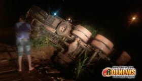 Rolim de Moura: Caminhão carregado com botijas de gás cai em ponte no bairro...