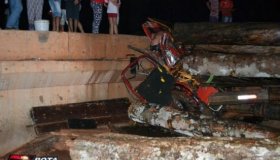 São Francisco: Caminhão toreiro bate violentamente contra ponte; motorista...