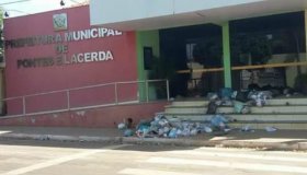 Sem coleta, moradores jogam lixo na sede da prefeitura de cidade de Mato Grosso