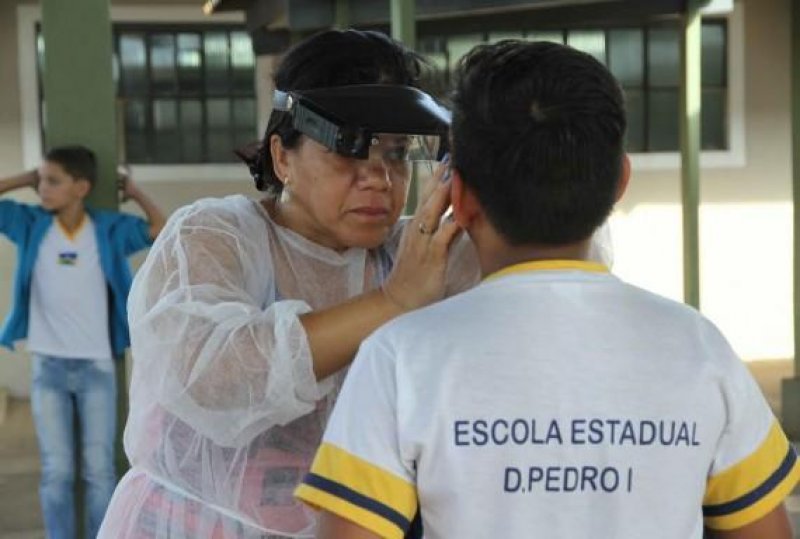 Tracoma em alunos exige tratamento familiar, alerta examinadora do Programa de Saúde na Escola
