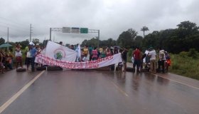 Atingidos por usina hidrelétrica de Samuel fecham BR-364 em Rondônia