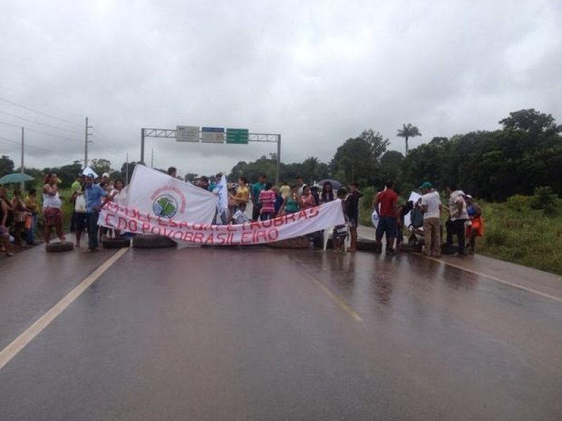 Atingidos por usina hidrelétrica de Samuel fecham BR-364 em Rondônia