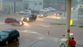 Chuva deixa vários pontos alagados em Cacoal