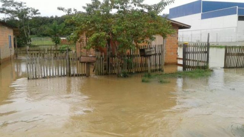 Chuva volta a alagar ruas em vários pontos de Ji-Paraná