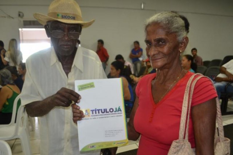 Famílias de Pimenta Bueno recebem títulos definitivos de imóveis por meio do Programa Título Já do governo estadual