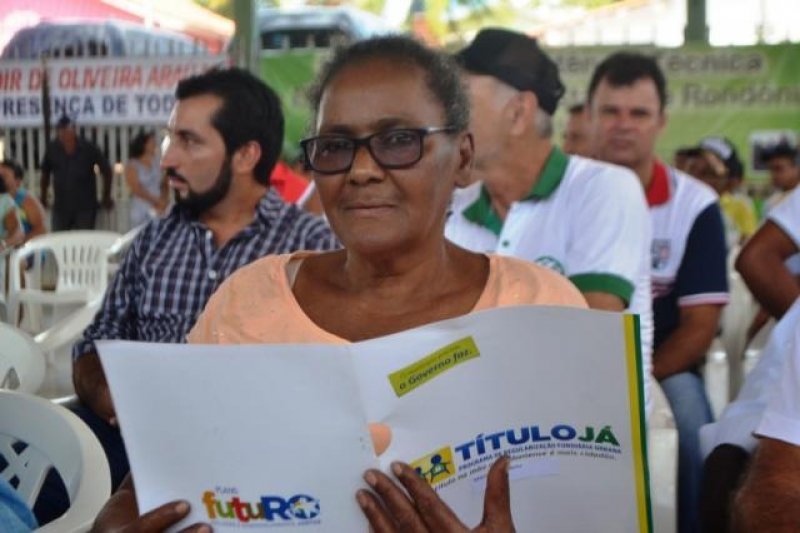 Famílias de Santa Luzia do Oeste recebem do governo estadual documentação de imóveis