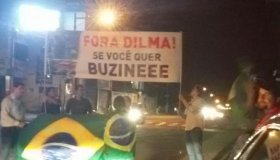 Grupo faz manifestação contra Dilma em frente ao shopping de Porto Velho