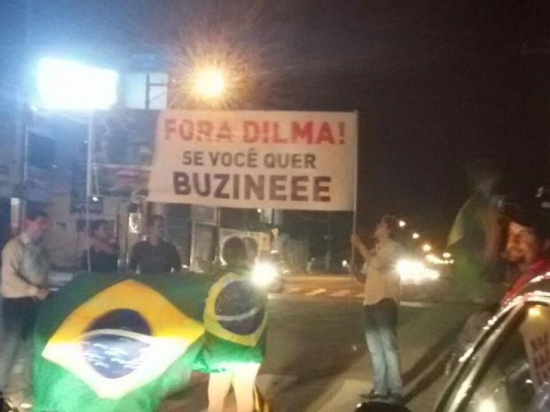 Grupo faz manifestação contra Dilma em frente ao shopping de Porto Velho
