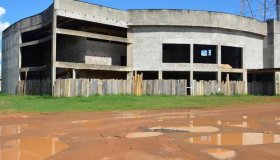 Homem é esfaqueado enquanto fazia sexo em obra de teatro, em Ariquemes