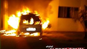 Incêndio atinge carro e parte de residência no bairro Cidade Alta, em Rolim...