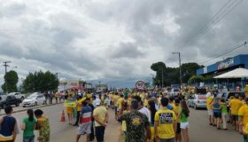 Ji-Paranaenses vão às ruas protestar contra o governo