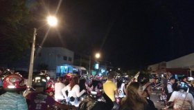 Manifestantes protestam contra apoio de Acir a Dilma, em Ji-Paraná