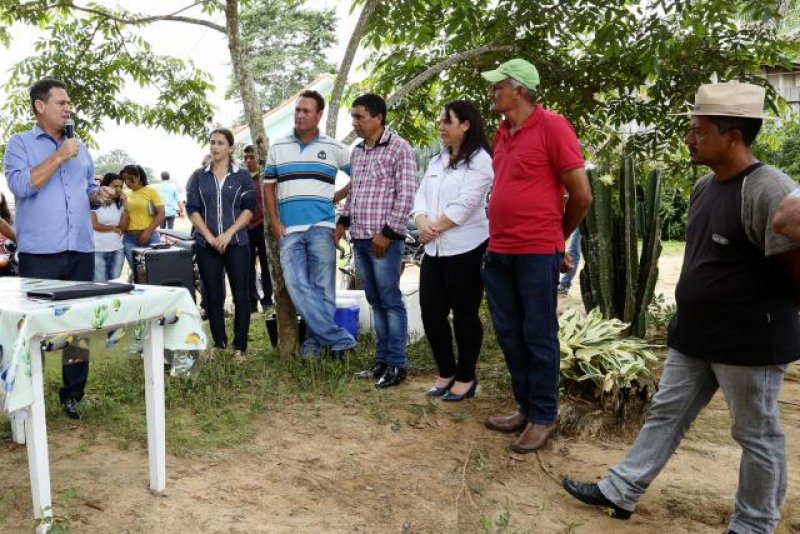 Maurão entrega tanques de resfriamento de leite em Nova Brasilândia
