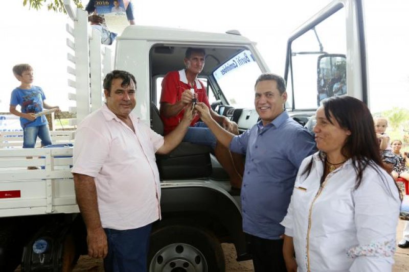 Produtores rurais de São Miguel do Guaporé recebem caminhão