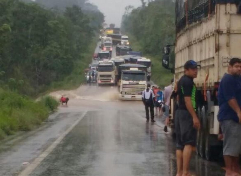 Vazão de riacho interdita BR-364 entre Cacoal e Ji-Paraná