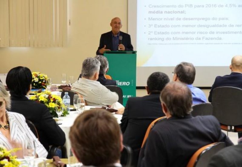 A empresários, Confúcio Moura diz que o estado de Rondônia está plenamente sólido e não pode descarrilar