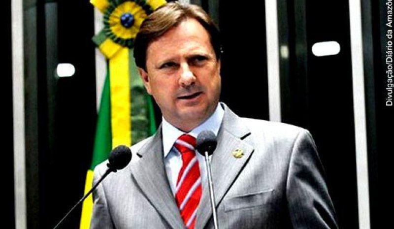 Acir diz que ainda não se decidiu sobre impeachment