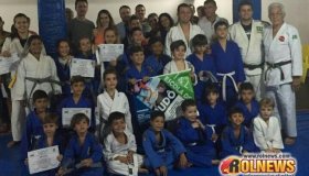 Alunos da Academia de Judô J & L recebem promoção de faixas