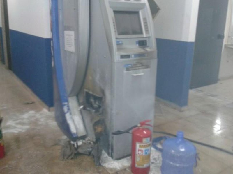 Bandidos com fuzis invadem câmara de Porto Velho e arrombam caixa eletrônico