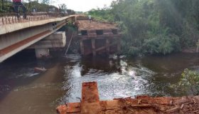 BR-429:DNIT retira ponte de madeira que liga São Francisco a Costa Marques
