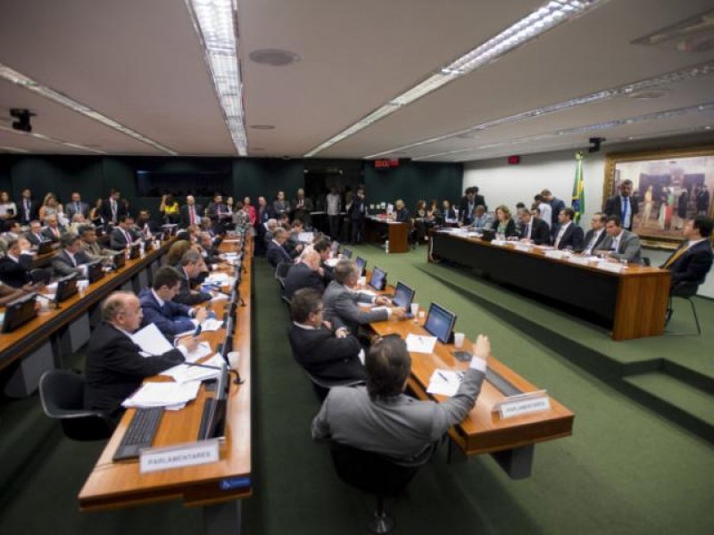 Câmara agenda votação do impeachment: domingo às 14h