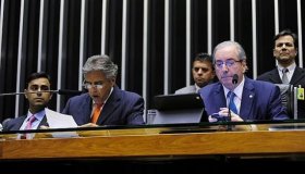 Começa sessão que decide abertura do processo de impeachment de Dilma;...