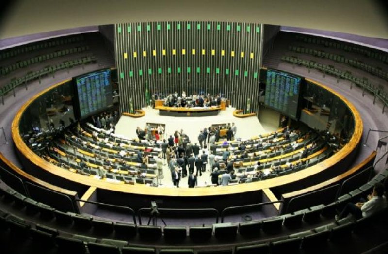 Cunha volta atrás e alterna Norte e Sul na votação do impeachment