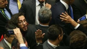 Deputado Jean Wyllys cospe em Jair Bolsonaro