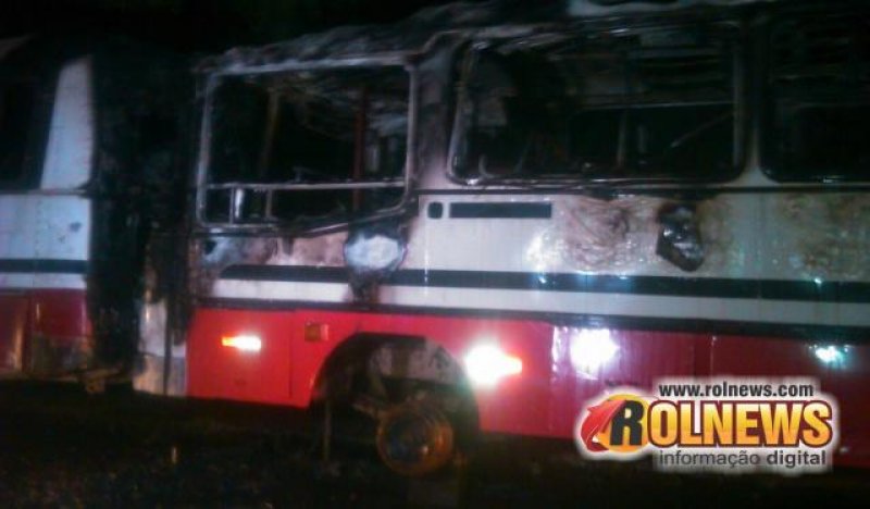 Dois ônibus são incendiados durante a madrugada desta quinta-feira em Cacoal