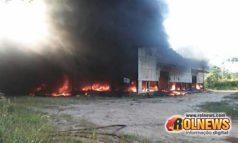 Incêndio de grandes proporções destrói barracão da Semma em Cacoal