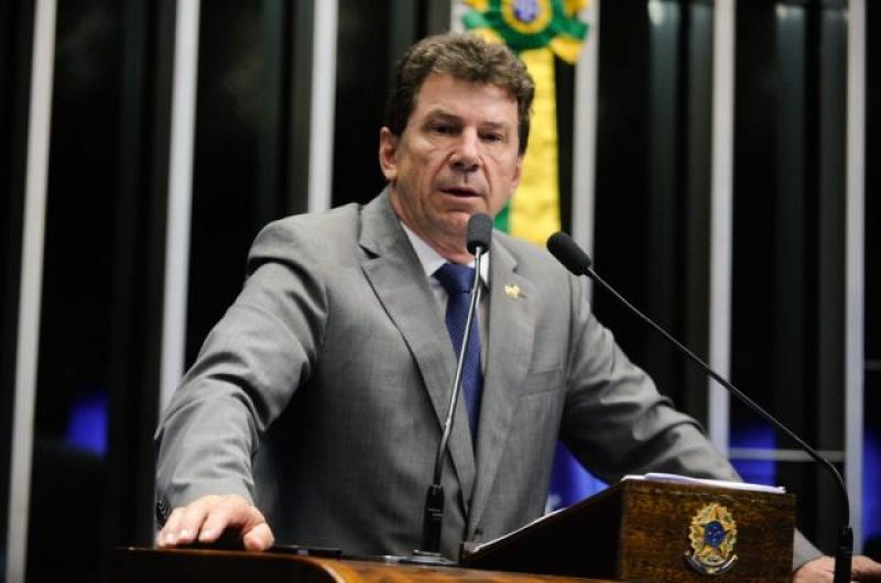 Ivo Cassol comemora sanção da 'pilula do câncer'