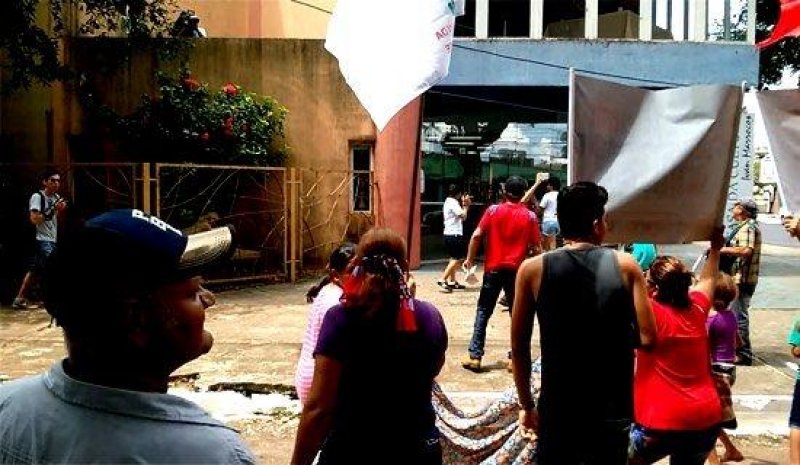 Manifestantes que apoiam Dilma tentam invadir Casa da Cultura, em Porto Velho