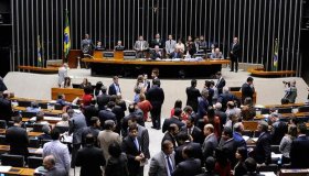 Ministros e secretários deixam cargos para votar sobre impeachment