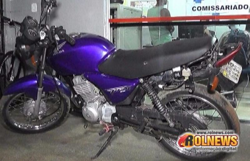 Um menor praticando direção perigosa e dois homens com moto adulterada são autuados pela PM em Cacoal
