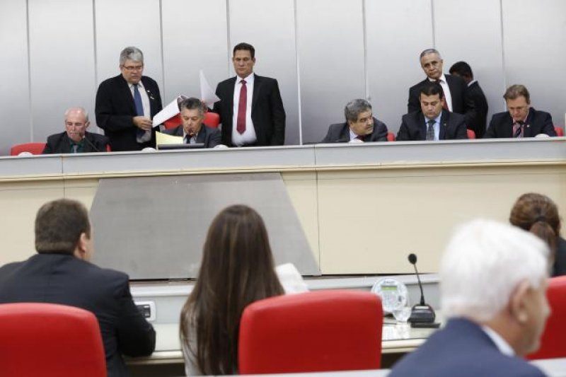 Assembleia rejeita vetos sobre serviços de telefonia e lei ambiental