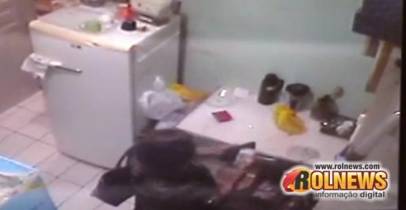 Cacoal:Mulher é flagrada por câmera de segurança furtando dinheiro de uma vendedora