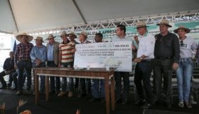 Confúcio Moura entrega R$ 7 milhões a pequenos agricultores durante a RRS
