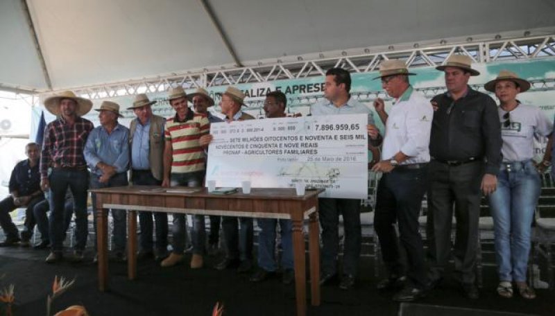 Confúcio Moura entrega R$ 7 milhões a pequenos agricultores durante a RRS