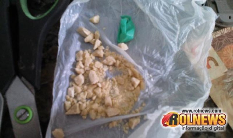 Inspetora de pátio de escola é presa acusada de tráfico de entorpecentes em Cacoal